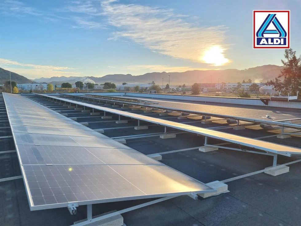 Placas solares en un establecimiento de Aldi.