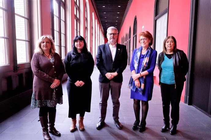 Participantes en la presentción del primer sitio web sobre Mujeres Artistas en España, en el Edificio Paraninfo de la Universidad de Zaragoza.