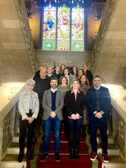 La consellera de Derechos Sociales y presidenta del Instituto Mallorquín de Asuntos Sociales (IMAS), Sofía Alonso, reunida con los 11 profesionales de los diferentes departamentos del IMAS que han obtenido plaza como funcionarios de carrera