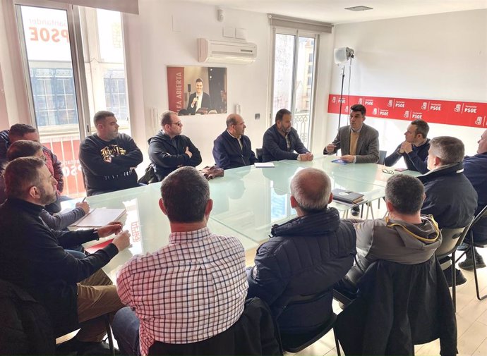 El portavoz del PSOE en el Ayuntamiento de Santander y candidato a la Alcaldía, Daniel Fernández, con el comité de empresa del servicio de basuras
