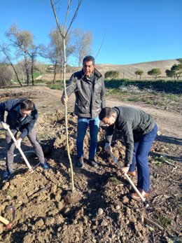 El delegado territorial de Agricultura, Pesca, Agua y Desarrollo Rural de la Junta en Cádiz, David Gil, visita los trabajos de restauración del tramo del río Guadalete afectado por el incendio del pasado 13 de julio de 2022