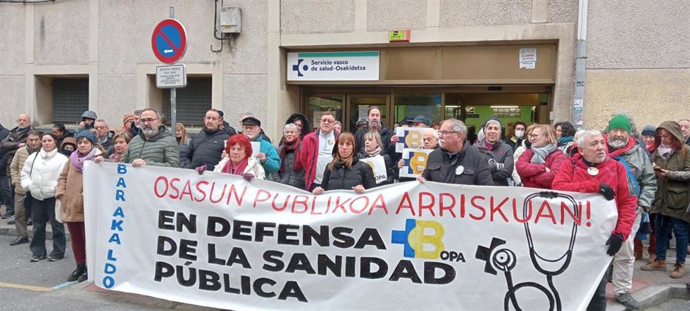 Concentración de la plataforma en defensa de la sanidad pública de Barakaldo ante el centro de salud de San Vicente.