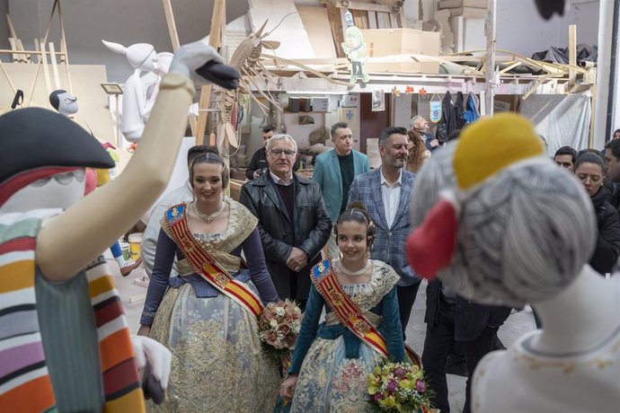 Las Falleras Mayores de Valncia, Laura Mengó y Paula Nieto, junto al alcalde de la ciudad, Joan Ribó, y el edil de Cultura Festiva  y presidente de la JCF, Carlos Galiana, en la visita a los talleres de la Ciudad del Artista Fallero.