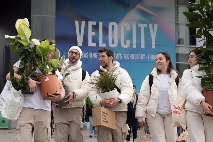 Trabajadores del MWC tras el cierre del salón este jueves