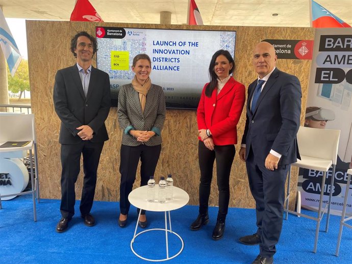 El presidente de 22@Network, Enric Urreta; la ceo de IASP, Ebba Lund; la representante de Melbourne Innovation District, Patricia Lora; y el responsable de proyectos de desarrollo de zonas estratégicas de Barcelona Activa, Josep Miquel Piqué.