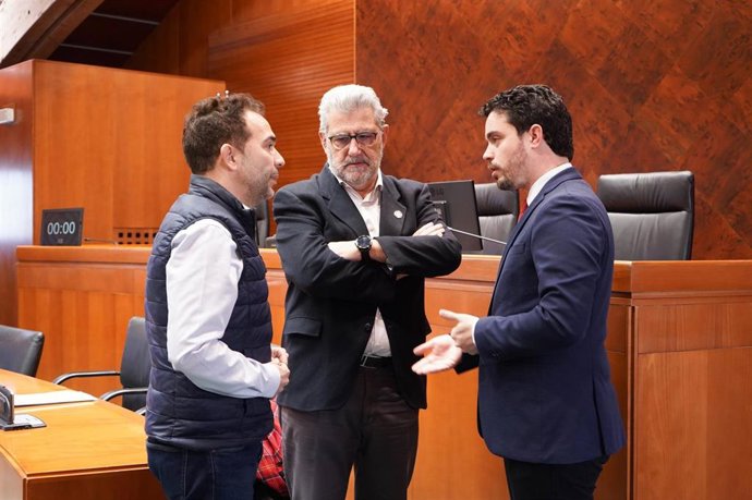 El rector de Unizar, José Antonio Mayoral, y los diputados Darío Villagrasa (PSOE) y Jesús Guerrero (PAR).