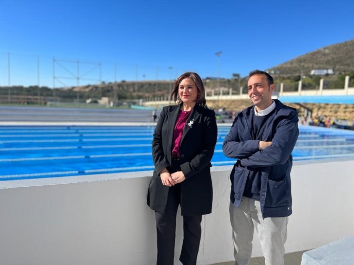 La alcaldesa de Torremolinos, Margarita del Cid, junto al concejal de Deportes, Ramón Alcaide.