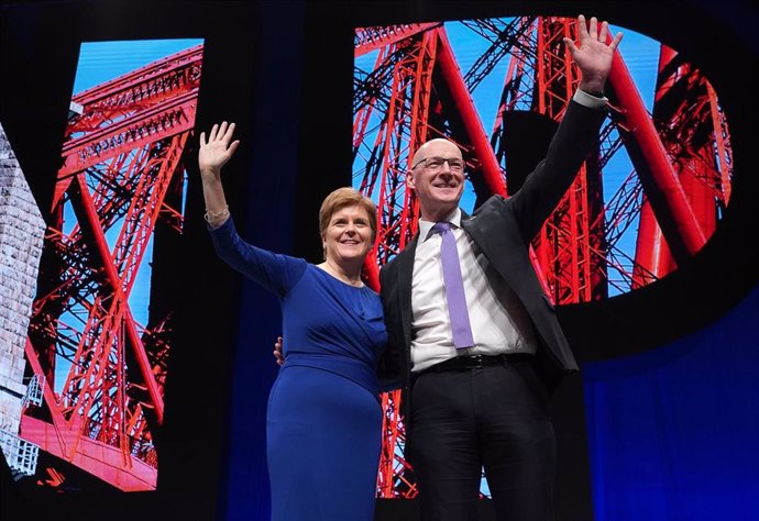 Archivo - Nicola Sturgeon y John Swinney,