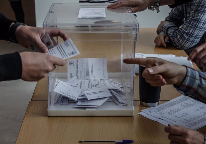 Archivo - Imagen de archivo de una votación para la jornada continua en un centro