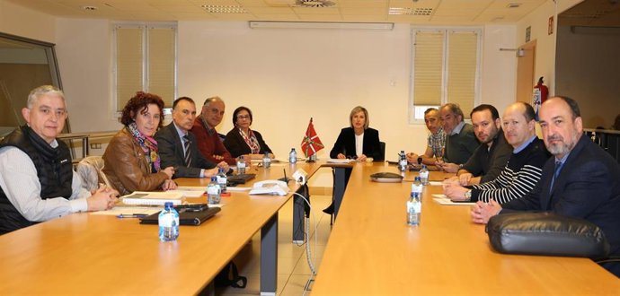 El viceconsejero de Seguridad, Rodrigo Gartzia, y la directora de Tráfico, Sonia Díaz de Corcuera, presentan en el Pleno de la Comisión de Seguridad Vial de Euskadi, el Plan de acciones previsto para 2023.