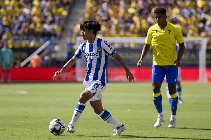 Archivo - Takefusa Kubo ante el 'Choco' Lozano en el Cádiz-Real Sociedad de LaLiga Santander 2022-2023