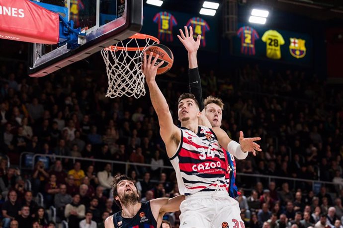 Archivo - Daulton Hommes of Cazoo Baskonia in action against Jan Vesely of FC Barcelona during the Turkish Airlines EuroLeague match between FC Barcelona and Cazoo Baskonia  at Palau Blaugrana on November 25, 2022 in Barcelona, Spain.