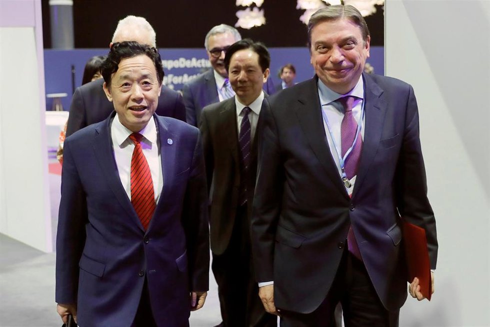 Archivo - El ministro de Agricultura, Luis Planas conversa con el director general de la FAO, Qu Donguy , durante un encuentro dentro de la Cumbre del Clima COP25  