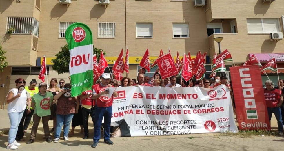 Archivo - CCOO y UGT se movilizan en defensa del servicio postal público y contra el "desmantelamiento" de Correos