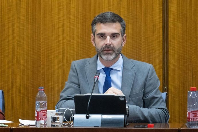 El consejero andaluz de Sostenibilidad, Medio Ambiente y Economía Azul, Ramón Fernández-Pacheco, comparece en comisión parlamentaria.