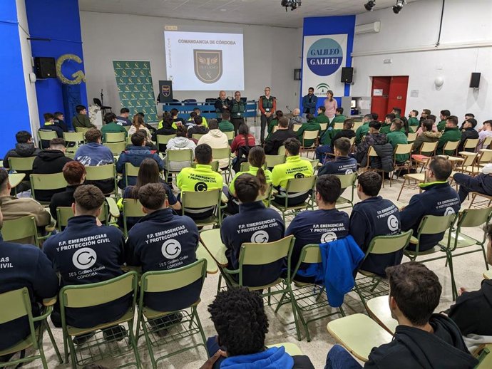El Equipo Pegaso de la Guardia Civil imparte una conferencia sobre el uso de drones en el IES Galileo Galilei.