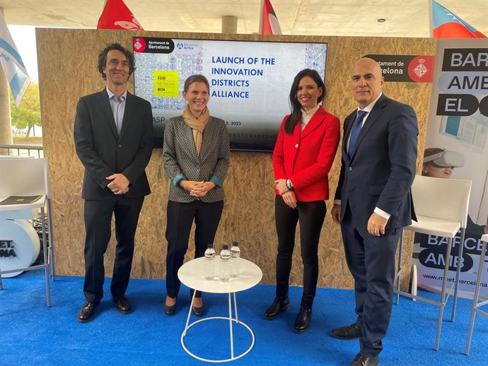 El president de 22@Network, Enric Urreta; la ceo de IASP, Ebba Lund; la representant de Melbourne Innovation District, Patricia Lora; i el responsable de projectes de desenvolupament de zones estratgiques de Barcelona Activa, Josep Miquel Piqué.
