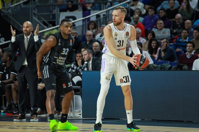 Archivo - Dzanan Musa ante Retin Obasohan en el Real Madrid-ASVEL Villeurbanne de la Euroliga 2022-2023