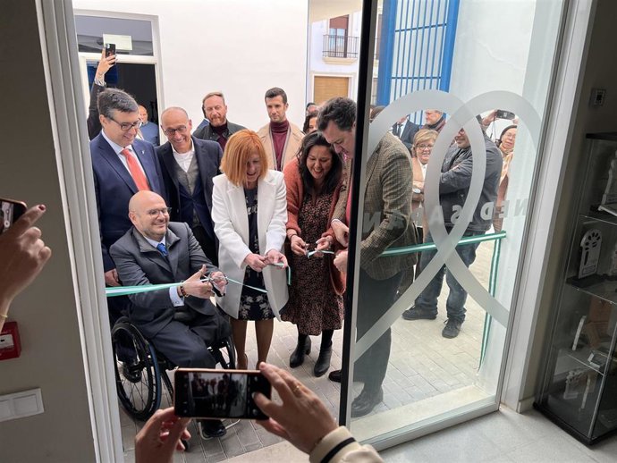 Autoridades inauguran en Palma del Río el nuevo centro para personas con diversidad funcional.