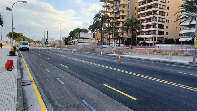 Archivo - Obras en el Paseo Marítimo para restaurar la carretera tras el colapso de la tubería que produjo un socavón de varios metros en el asfalto, debido a las fuertes lluvias caídas a principios de semana en Mallorca