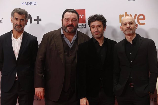 Archivo - Denis Menochet y Rodrigo Sorogoyen posando durante la alfombra roja de la 28 edición de los Premios Forqué, a 17 de diciembre de 2022, en Madrid (España).