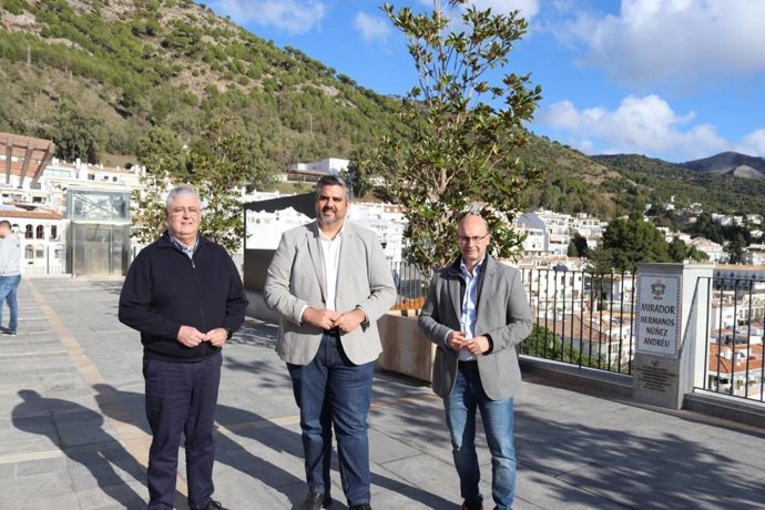 El alcalde del municipio malagueño de Mijas, Josele González y el primer teniente alcalde y edil de Turismo, José Carlos Martín, informan sobre la presencia de la localidad en la ITB de Berlín