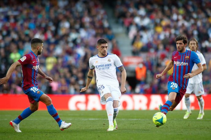 Archivo - Fede Valverde, Sergi Roberto y Jordi Alba en El Clásico de LaLiga Santander disputado en el Camp Nou en octubre de 2021.