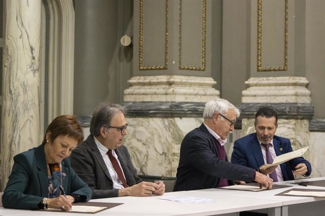 La rectora de la Univerdiad de Valencia, María Vicenta Mestre; el ministro de Universidades, Joan Subirats; el alcalde de València, Joan Ribó, y el rector de la Universidad Politécnica de Valencia, José Capilla, durante un acto en el Salón de Cristal