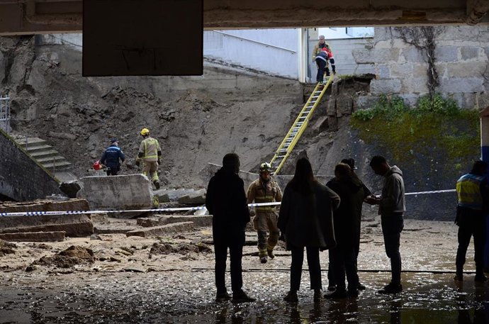 El cuerpo de Bombero trabaja tras el derrumbe de un muro en el colegio Cardenal Cisneros, a 1 de marzo de 2023, en Ourense, Galicia (España). Un muro del colegio Cardenal Cisneros, en Ourense, se ha desplomado hoy posiblemente por la rotura de una tuber