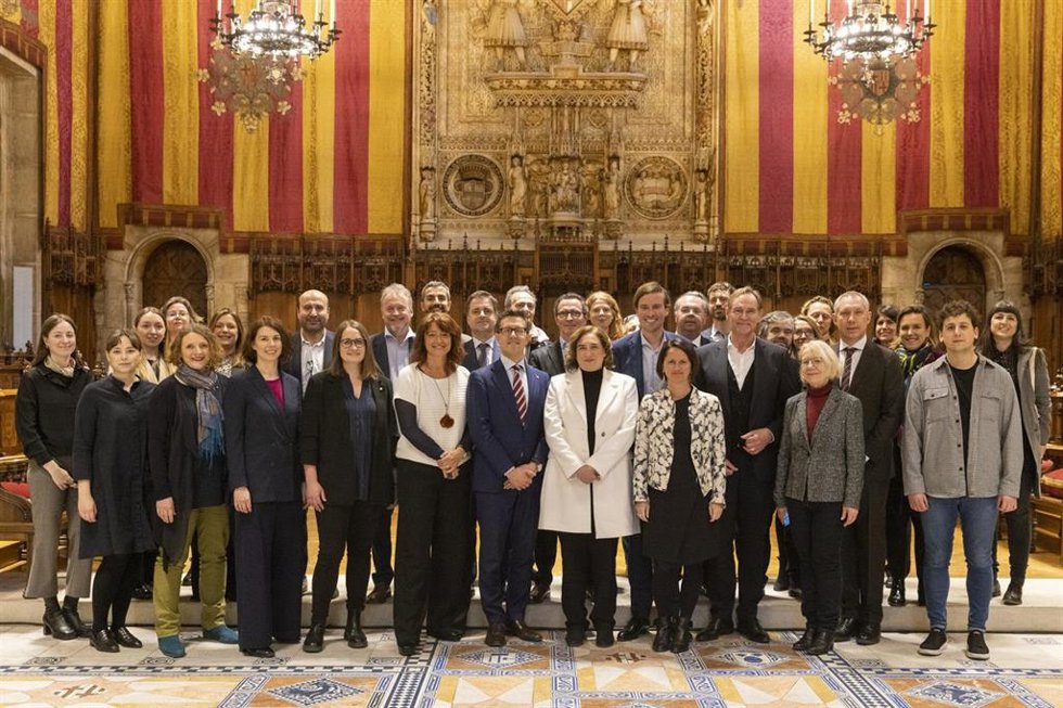 Ada Colau y Laia Bonet reciben al Comité ejecutivo de Eurocities en el Saló de Cent del Ayuntamiento.