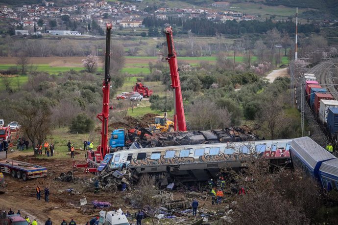 March 1, 2023, Larisa, Greece: Firefighters and rescuers operate after a collision in Tempe, about 376 kilometres  north of Athens, near Larissa city, Greece, . A train carrying hundreds of passengers has collided with an oncoming freight train in north