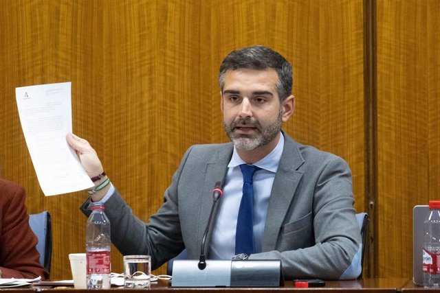 El consejero andaluz de Sostenibilidad, Medio Ambiente y Economía Azul, Ramón Fernández-Pacheco, comparece en comisión parlamentaria.