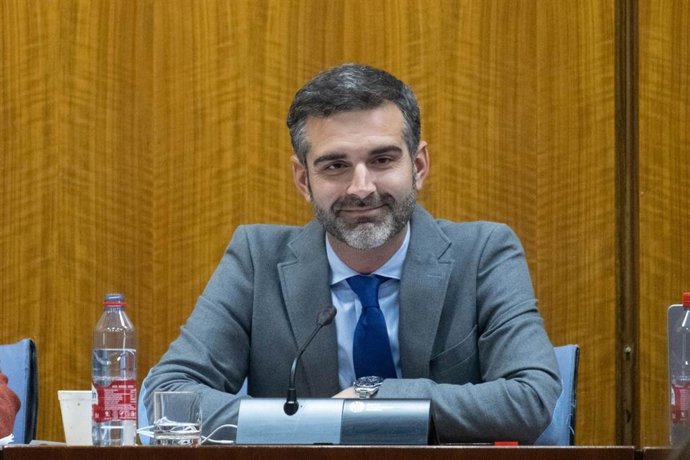 El consejero de Sostenibilidad, Medio Ambiente y Economía Azul, Ramón Fernández-Pacheco, en comisión parlamentaria