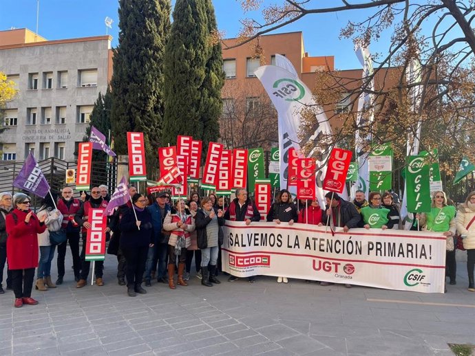 Concentración de los sindicatos ante la Delegación de Salud de la Junta en Granada