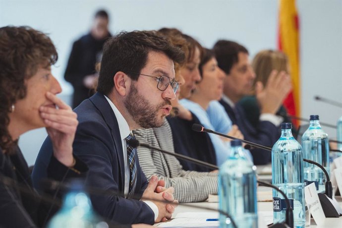 El president de la Generalitat Pere Aragons aquest dijous al costat de la consellera Teresa Jord durant la primera reunió de la Taula Social del Canvi Climtic