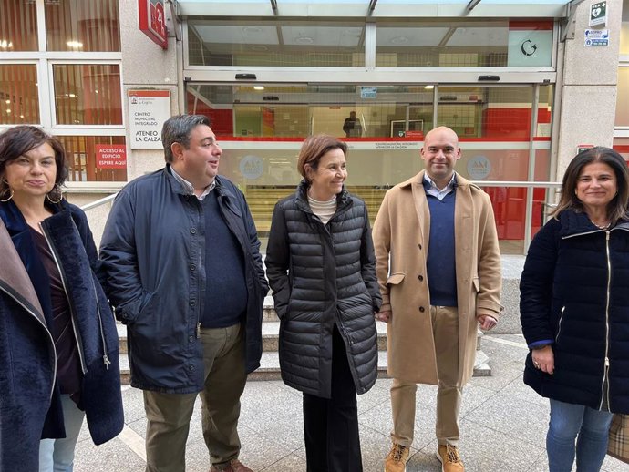 La presidenta de Foro Asturias y candidata a la Alcaldía, Carmen Moriyón, se reúne, junto a ediles del grupo municipal de Foro en Gijón, con representantes de la asociación vecinal de La Calzada