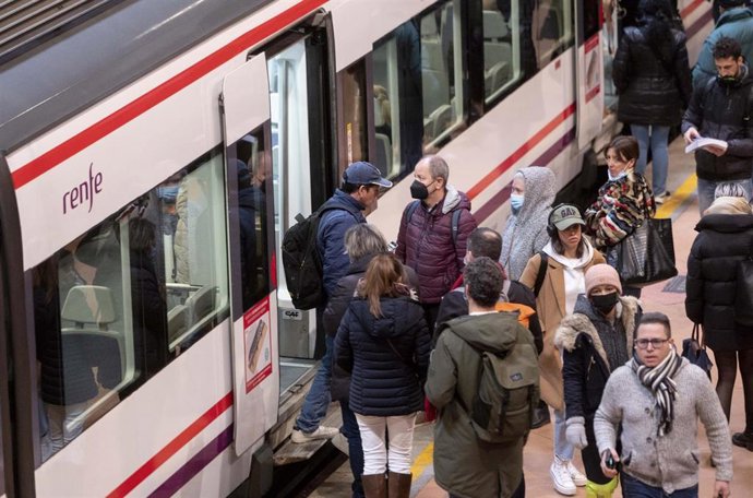 Varias personas suben y bajan de un tren de Cercanías, en la estación Puerta de Atocha-Almudena Grandes, a 7 de febrero de 2023, en Madrid (España). 