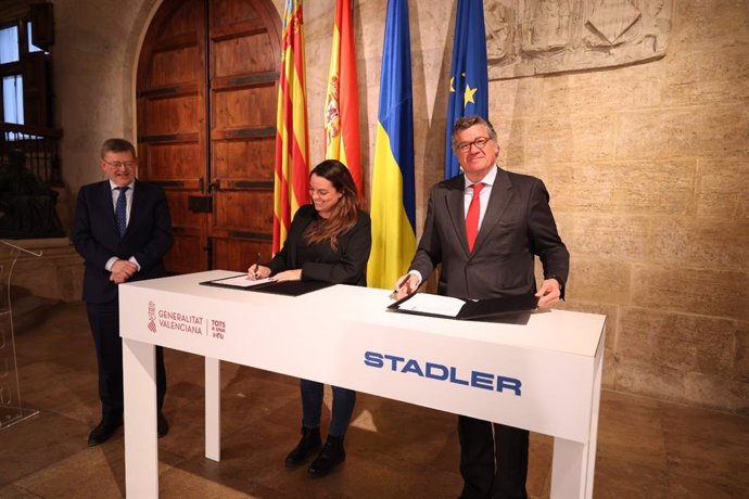 La Generalitat firma el contrato con Stadler para la compra de 16 nuevos tranvías de Metrovalencia y el TRAM d'Alacant