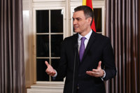 Sánchez carga contra del Pino por anunciar la salida de Ferrovial a Países Bajos y duda de su responsabilidad con España