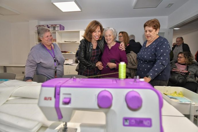 Los vecinos de las 80 viviendas municipales de Fray Luis Urbano 92 estrenan las zonas comunes del edificio