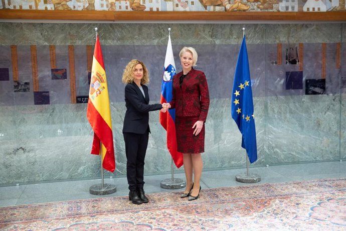 La presidenta del Congreso, Meritxella Batet, junto a su homóloga eslovena, Ursa Klakocar Zupancic.