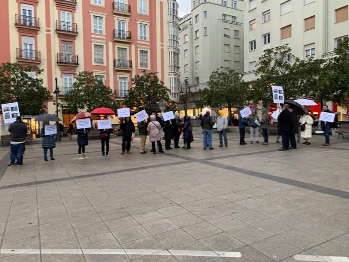 Vecinos del centro de Santander se concentran en la Plazuela de Puertochico para pedir una gestión "racional" de la limpieza y recogida de residuos