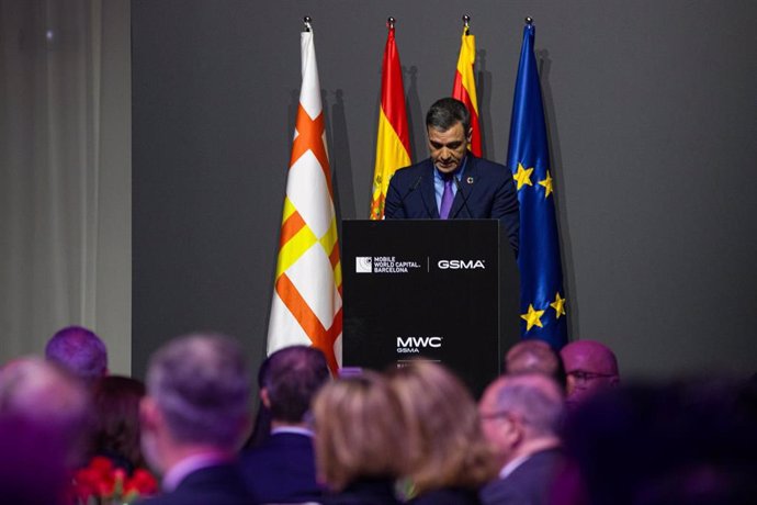 El presidente del Gobierno, Pedro Sánchez, interviene durante la cena oficial del MWC Barcelona 2023, en el Museu Nacional d'Art de Catalunya (MNAC), a 26 de febrero de 2023, en Barcelona, Cataluña (España). 