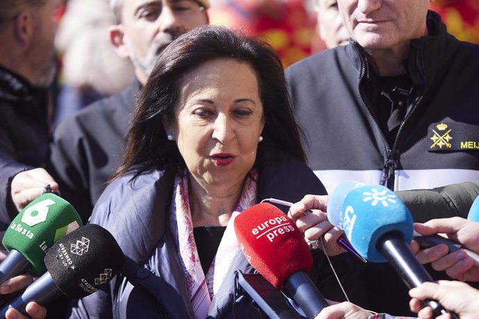 La ministra de Defensa, Margarita Robles, atiende a los medios de comunicación durante la visita al Segundo Batallón de Intervención en Emergencias (BIEM II) en la Base Militar de Morón de la Frontera, a 27 de febrero de 2023 en Sevilla (Andalucía, Espa