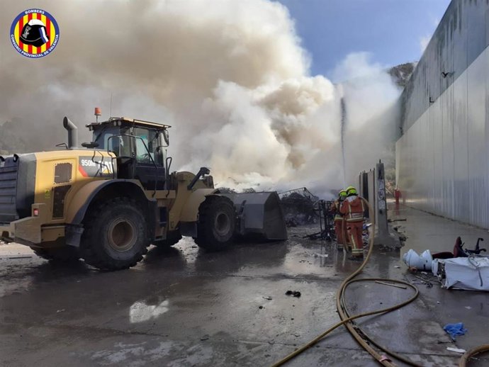 Bomberos sofocan un incendio en una planta de reciclaje en Llíria (Valencia)