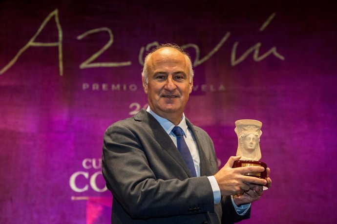 Fernando Benzo Sainz durante la gala de entrega del 'Premio Azorín de Novela 2023', en el Auditorio de la Diputación de Alicante (ADDA), a 2 de marzo de 2023, en Alicante, Comunidad Valenciana (España)