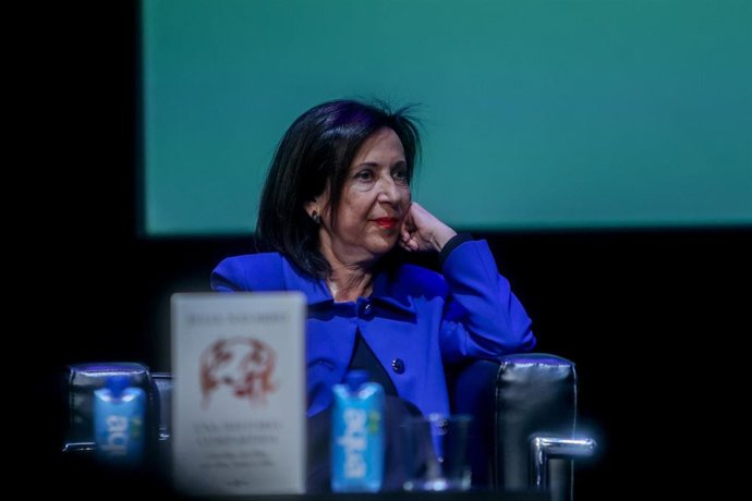 La ministra de Defensa, Margarita Robles, interviene en la presentación del último libro de la escritora Julia Navarro 'Una historia compartida: Con ellos, sin ellos, por ellos, frente a ellos', en el Círculo de Bellas Artes, a 1 de marzo de 2023