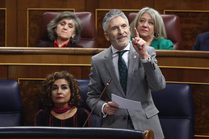 El ministro de Interior, Fernando Grande-Marlaska, interviene durante una sesión plenaria, en el Congreso de los Diputados, a 15 de febrero de 2023, en Madrid (España).