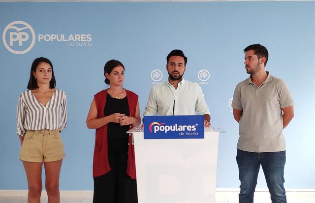 Archivo - El presidente de NNGG de Sevilla, Pedro González, en rueda de prensa este viernes