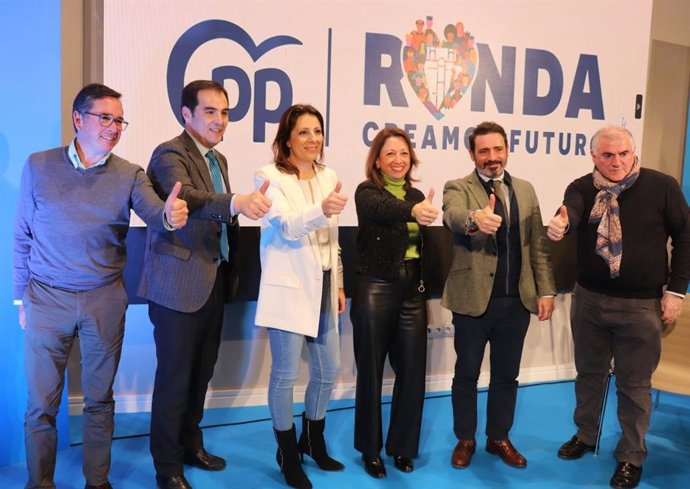 La presidenta del PP de Málaga, Patricia Navarro, el responsable de Justicia del PP andaluz y consejero del ramo, José Antonio Nieto, y la alcaldesa  de Ronda y candidata a la reelección, Maripaz Fernández, en un acto de partido